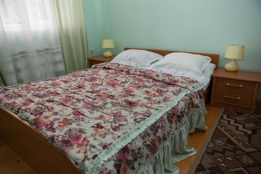 Ялинка Готель Vyshkiv 外观 照片