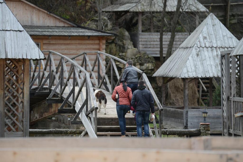 Ялинка Готель Vyshkiv 外观 照片